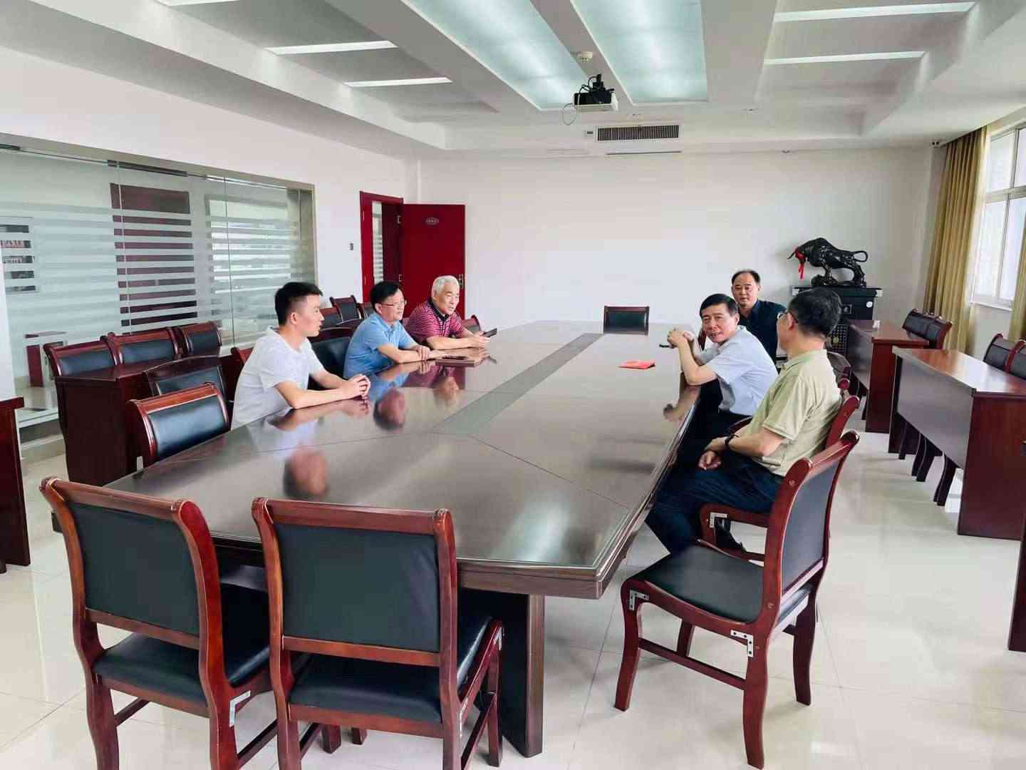 經(jīng)開區(qū)黨工委書記、管委會主任周劍同志慰問我公司優(yōu)秀黨員職工