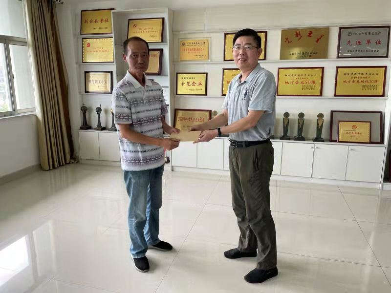 公司黨委慰問黨員職工