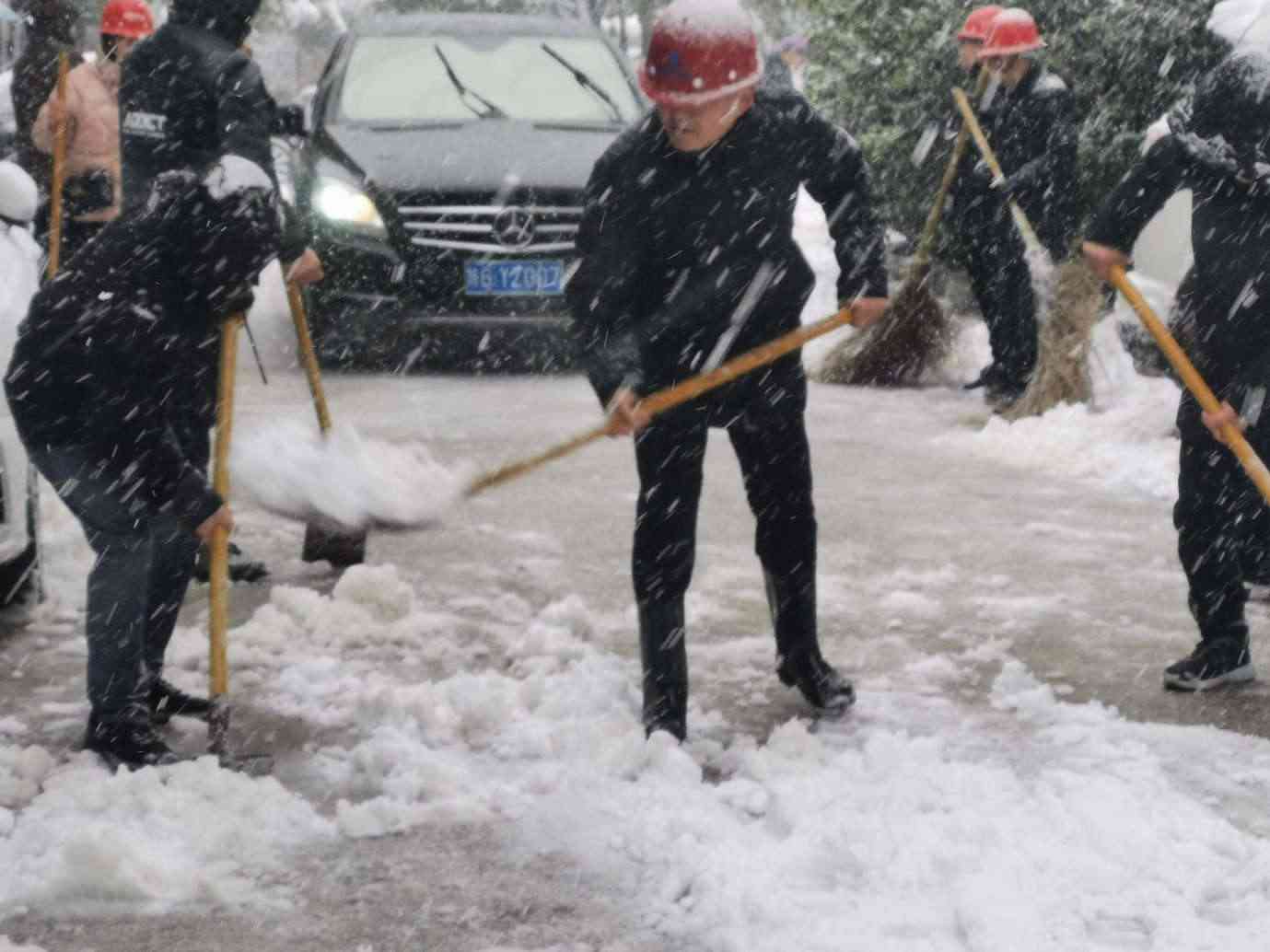 公司組織應(yīng)急突擊隊(duì)參與市區(qū)鏟雪