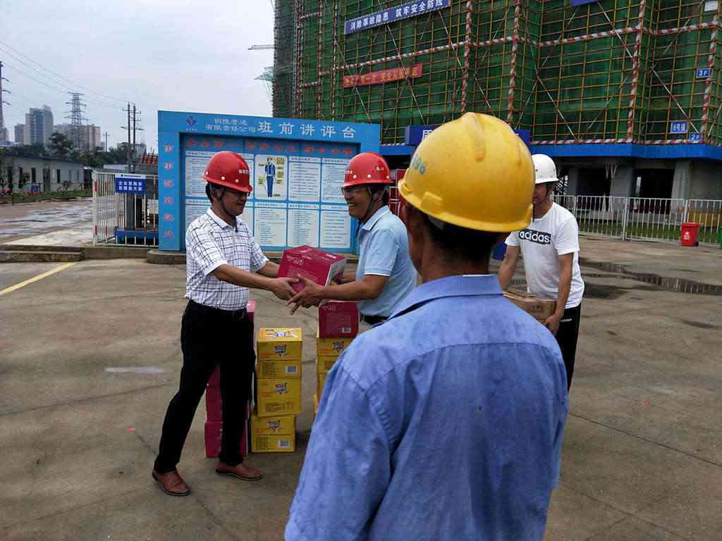 公司對(duì)市內(nèi)及周邊地市工程項(xiàng)目部一線施工人員進(jìn)行高溫慰問(wèn)